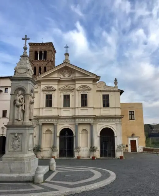 Come along with to explore a tiny Island in the middle of Rome: Tiber Island, Italy and the only private apartment on the island.