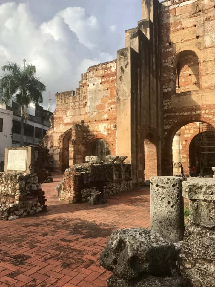 Come along with me as I wander the streets of Santo Domingo and introduce you to Dominican culture and Dominican Republic things to do.